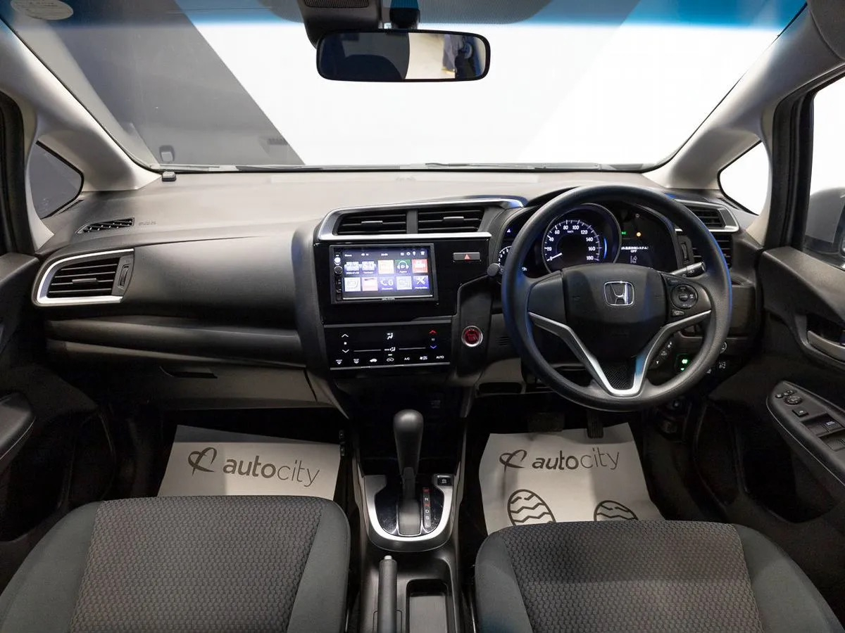 Honda Fit 2018, (Серый) с пробегом 108 742 км в Новосибирске